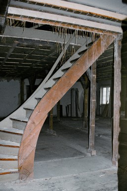 Hovedbygningens trappe mellem etagerne